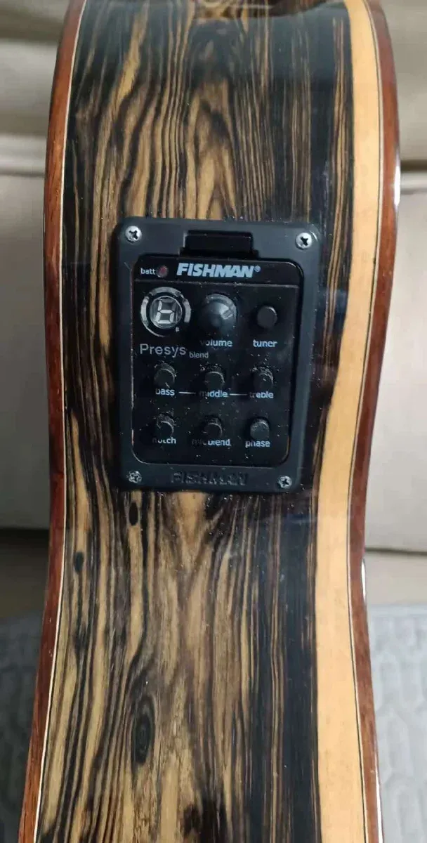 Guitarra flamenca Prudencio Saez enchufada.