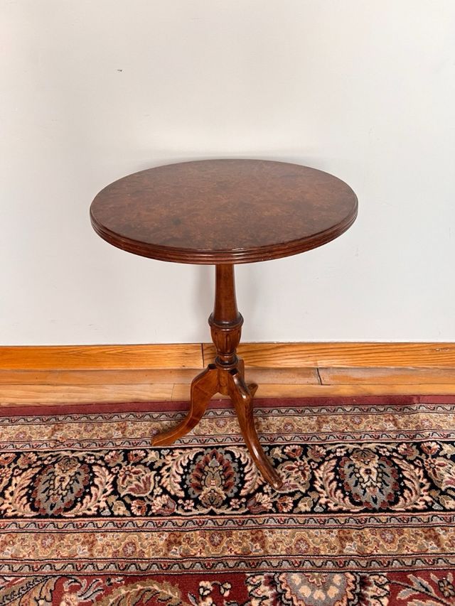 Mesa auxiliar de nogal redonda