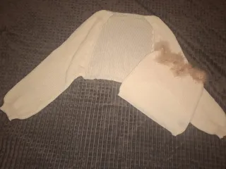 Chaqueta corta de punto con plumas