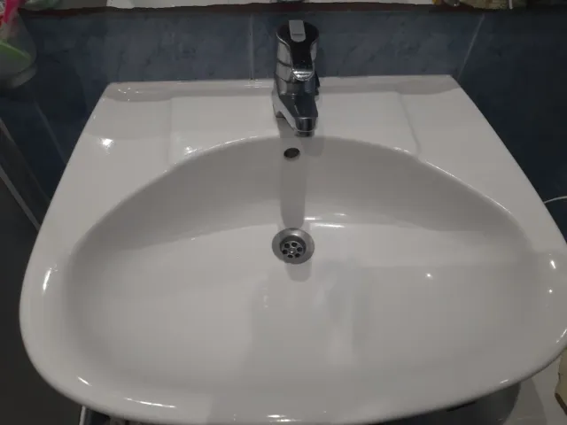 Lavabo de cerámica con pedestal