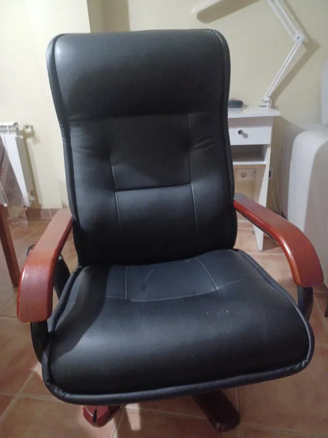 Butaca, sillon negro con detalles en madera