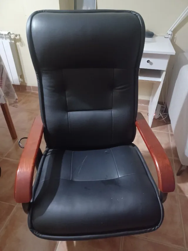 Butaca, sillon negro con detalles en madera