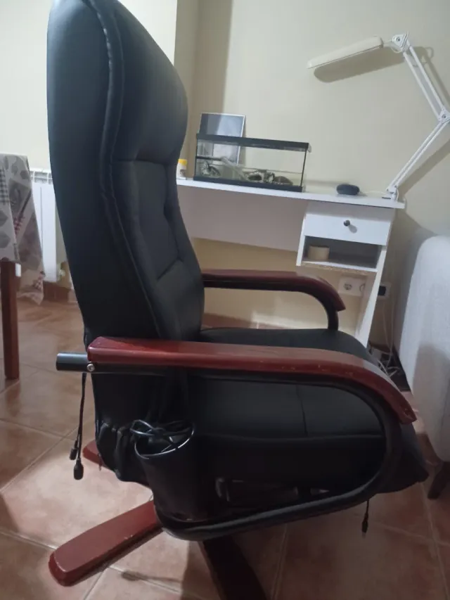 Butaca, sillon negro con detalles en madera