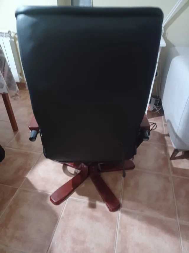 Butaca, sillon negro con detalles en madera