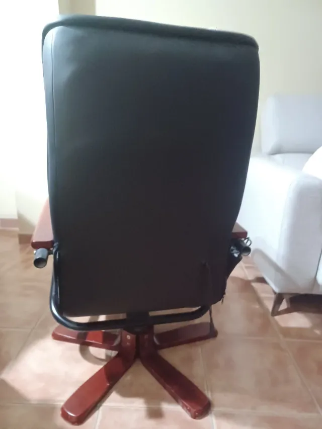 Butaca, sillon negro con detalles en madera