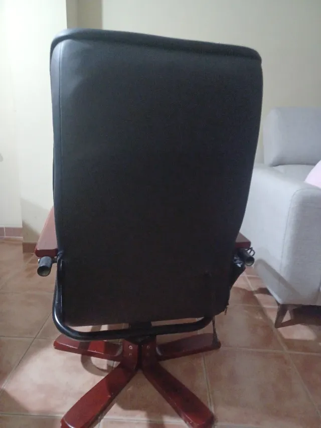 Butaca, sillon negro con detalles en madera