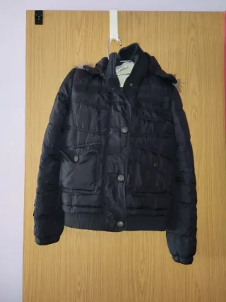 Chaqueta de plumas negra