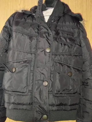 Chaqueta de plumas negra