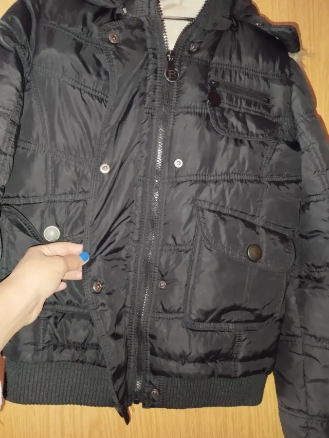 Chaqueta de plumas negra