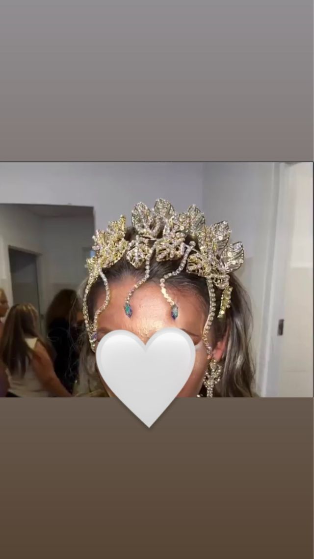 Corona de piedras dorada y multicolor