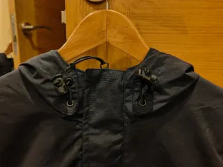 Cazadora Carhartt Negra con Capucha