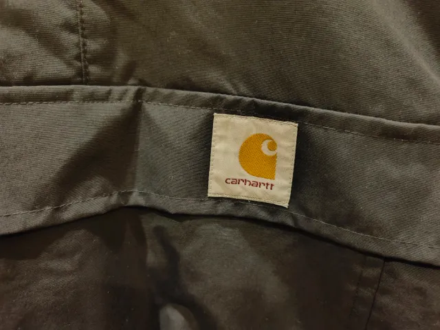 Cazadora Carhartt Negra con Capucha