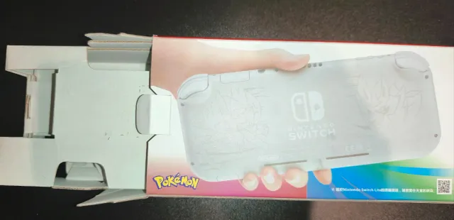 Caja Nintendo Switch Lite Pokémon Zacian Zamazenta