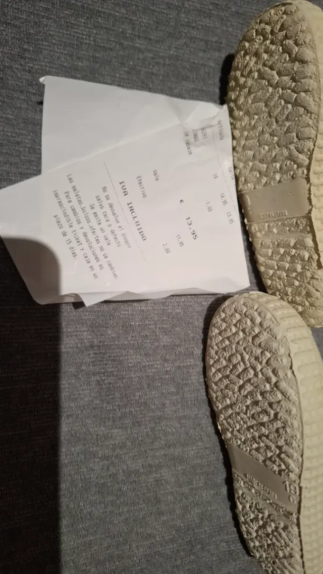 Zapatillas lona Cienta sin cordones. Talla 19.