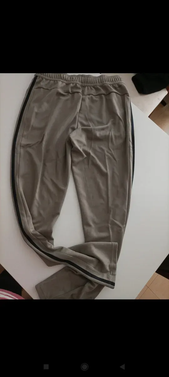 Pantalón Adidas caqui