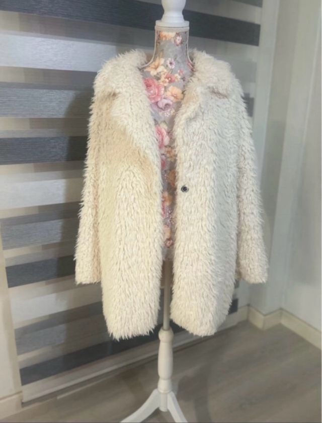Abrigo blanco peludo