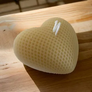 Candela a forma di cuore beige