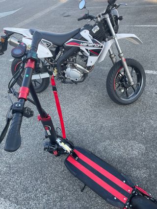 Patinete Eléctrico Negro y Rojo