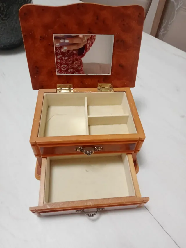 Joyero de madera con cajones