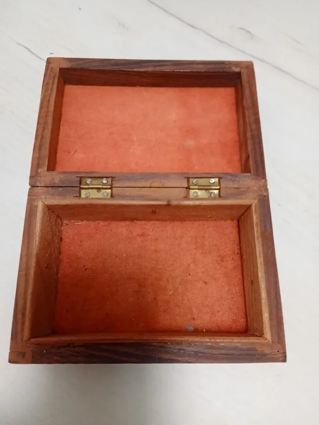 Joyero de madera con cajones