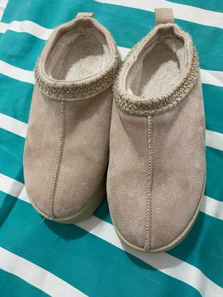 Zapatos beige cómodos y elegantes