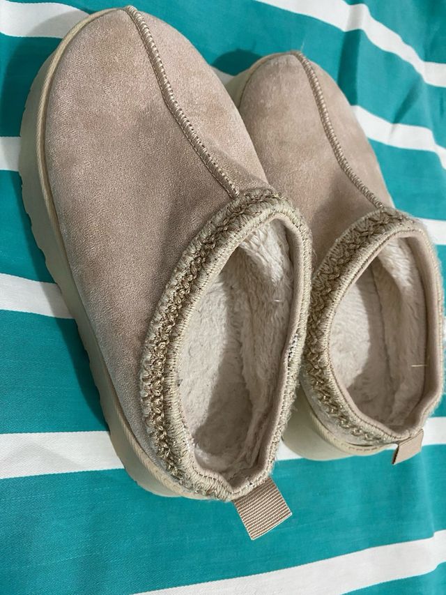 Zapatos beige cómodos y elegantes