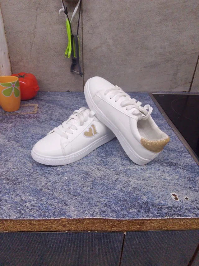 Deportivas blancas con detalle dorado