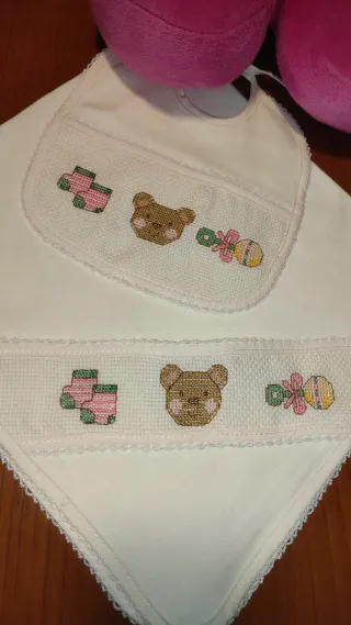 Conjunto Fralda + Babete Ponto Cruz