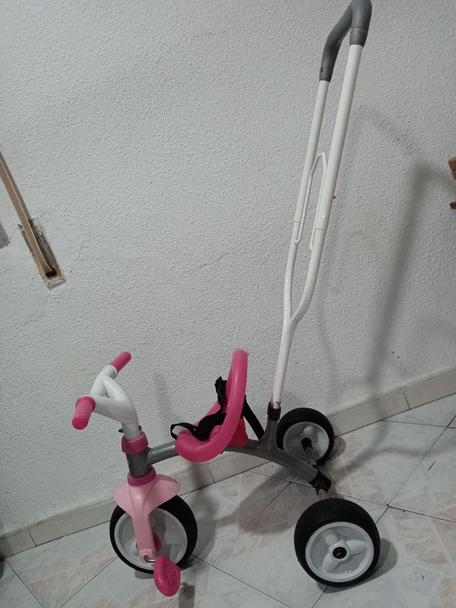 Triciclo infantil rosa con empujador