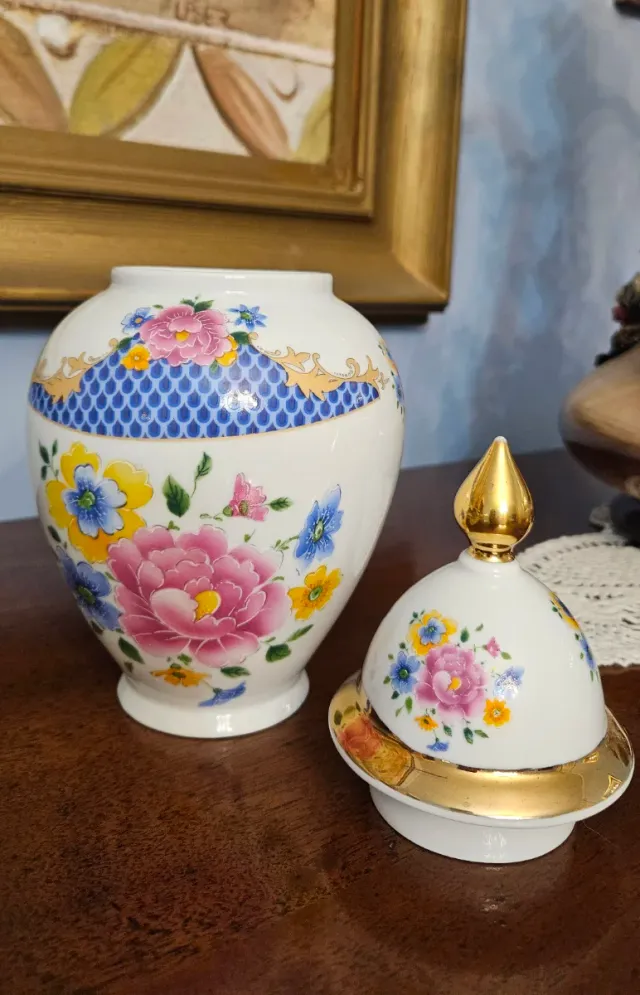 Vaso in porcellana con coperchio decorato