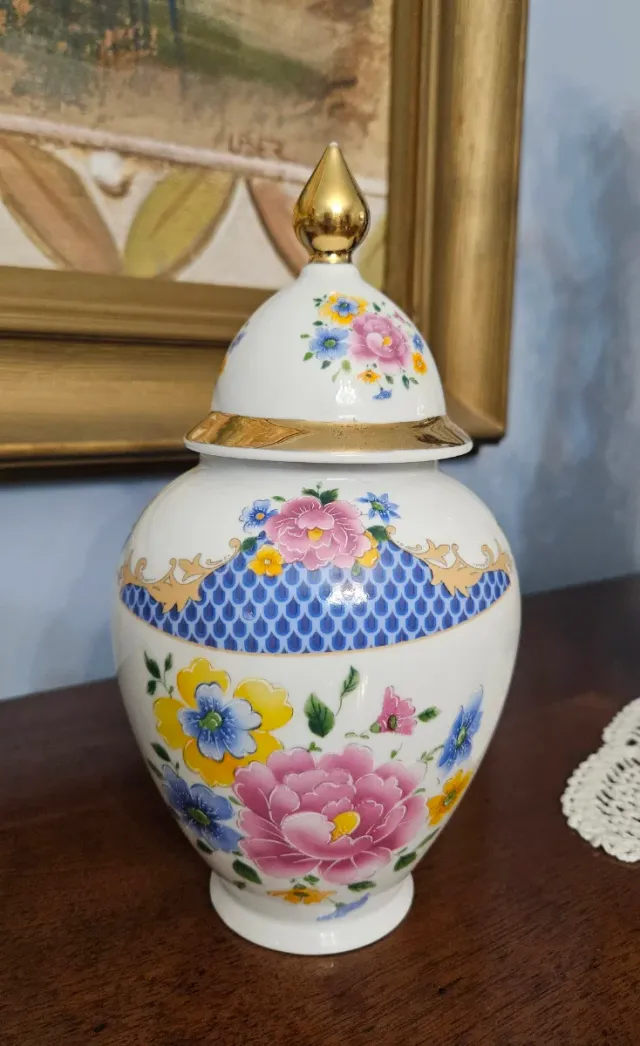 Vaso in porcellana con coperchio decorato