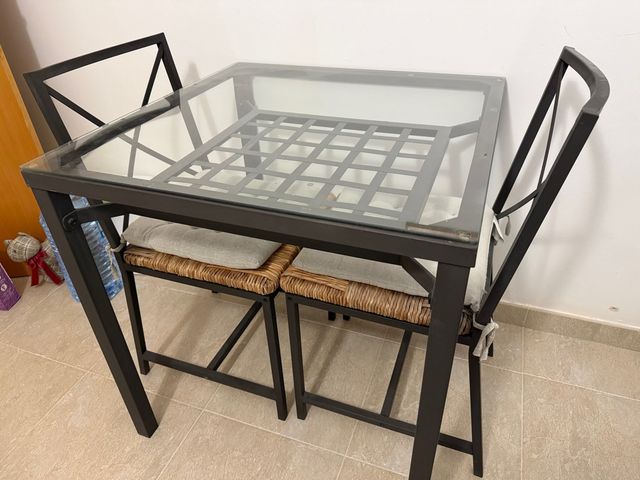 Mesa de cristal y metal con 2 sillas