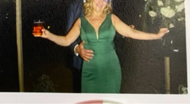 Vestido fiesta largo de raso. verde. talla 42