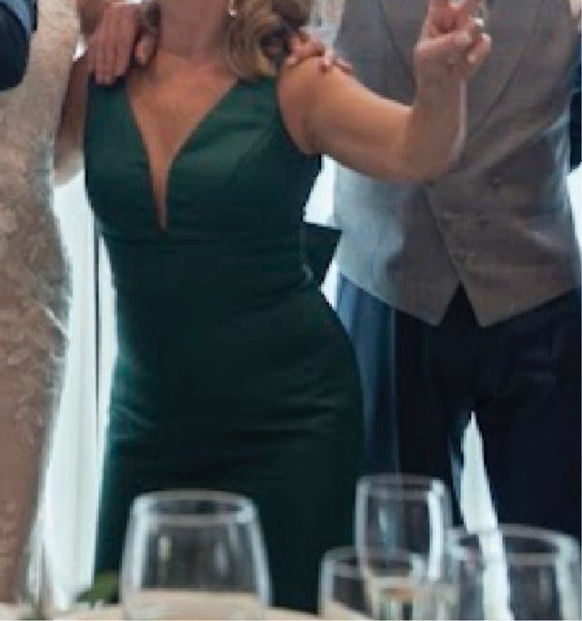 Vestido fiesta largo de raso. verde. talla 42