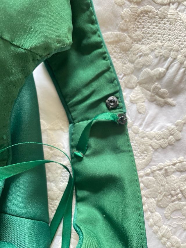 Vestido fiesta largo de raso. verde. talla 42