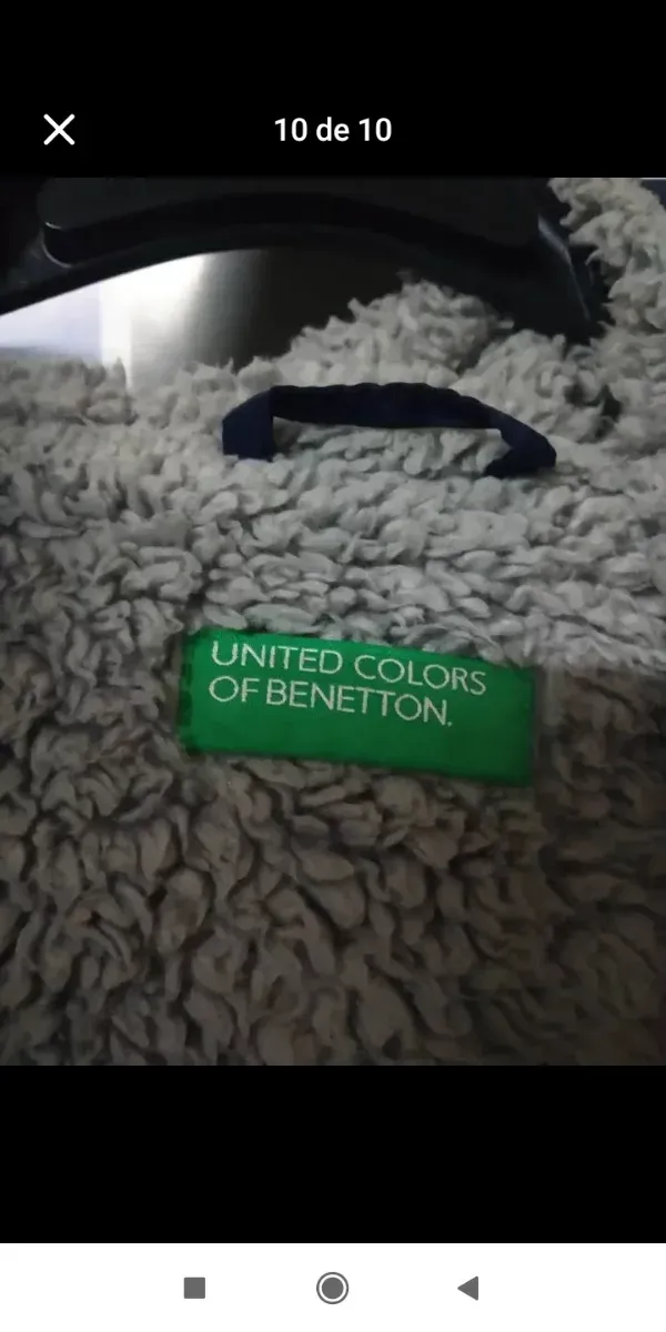 Chaqueta azul acolchada con capucha