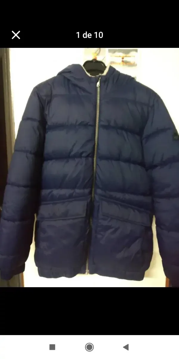 Chaqueta azul acolchada con capucha