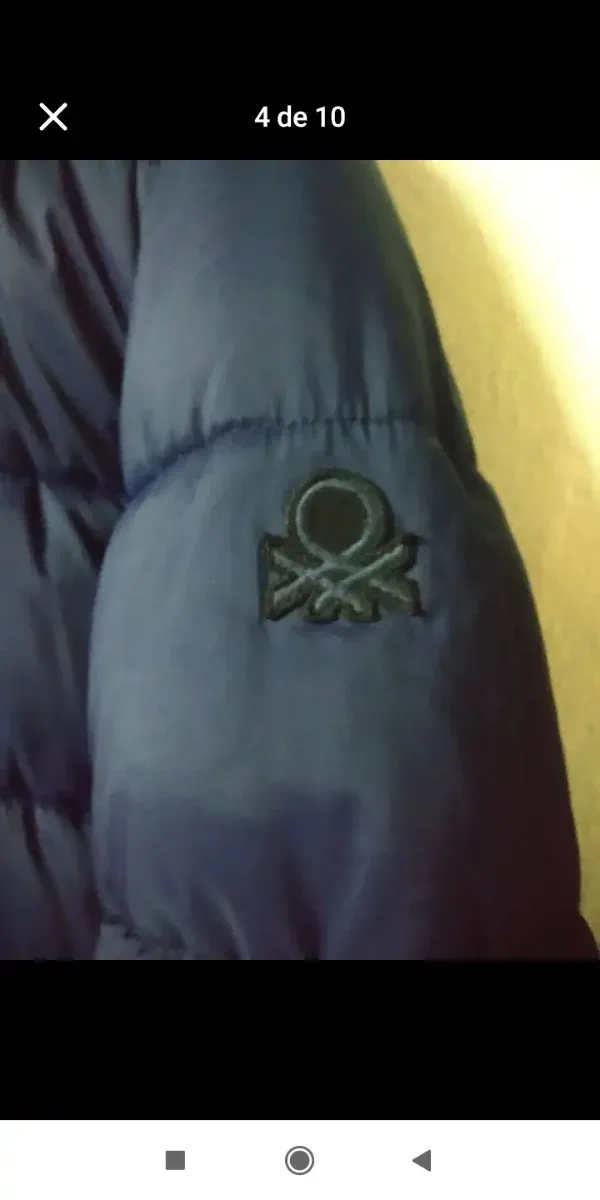 Chaqueta azul acolchada con capucha