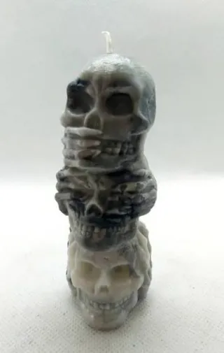 Candela a forma di teschi