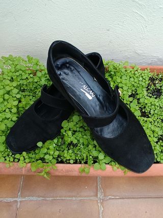 Merceditas de ante negro con 3 cm de tacón