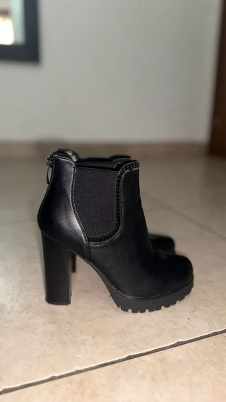 Stivaletti neri con tacco alto