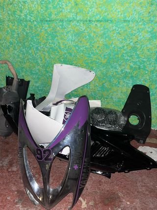 Yamaha Aerox Blanco y Morado