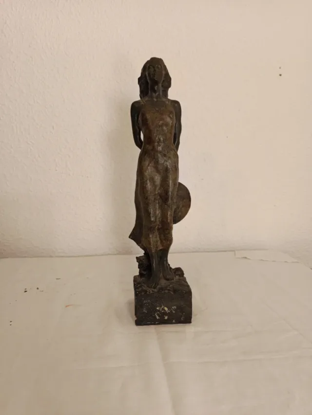 Escultura mujer al viento