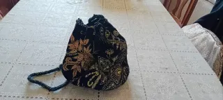 Bolso negro y dorado