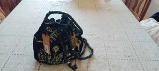 Bolso negro y dorado
