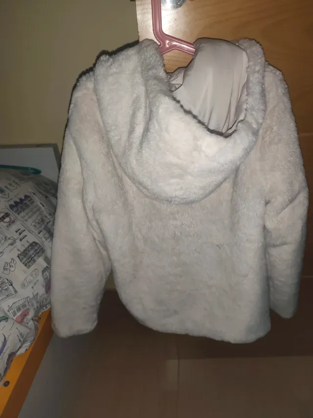 Cazadora blanca peluda con capucha