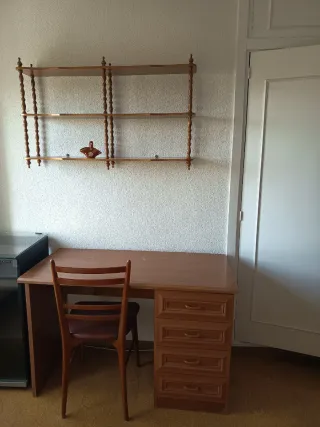 Escritorio de madera marrón