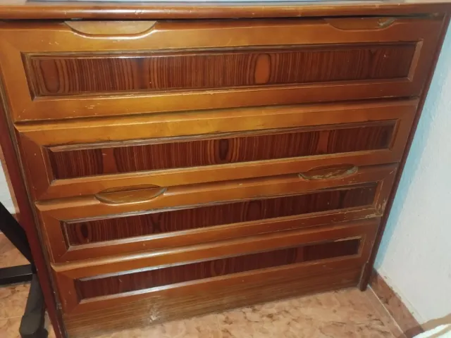 Cómoda de madera con 4 cajones