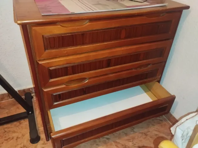 Cómoda de madera con 4 cajones
