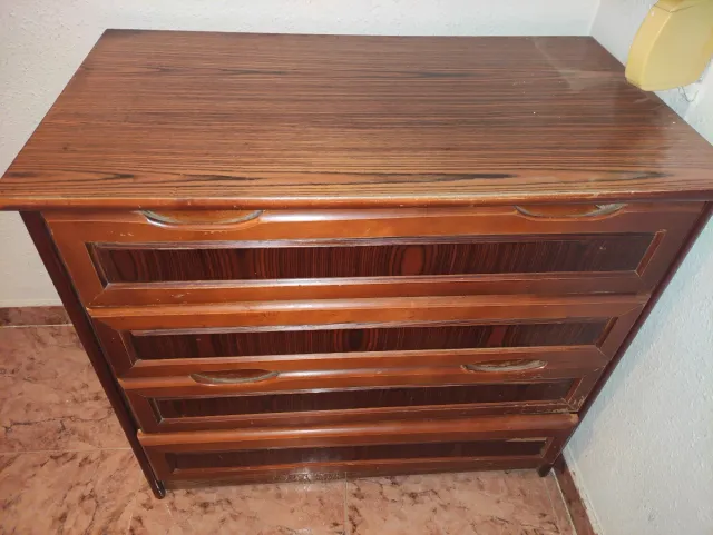 Cómoda de madera con 4 cajones